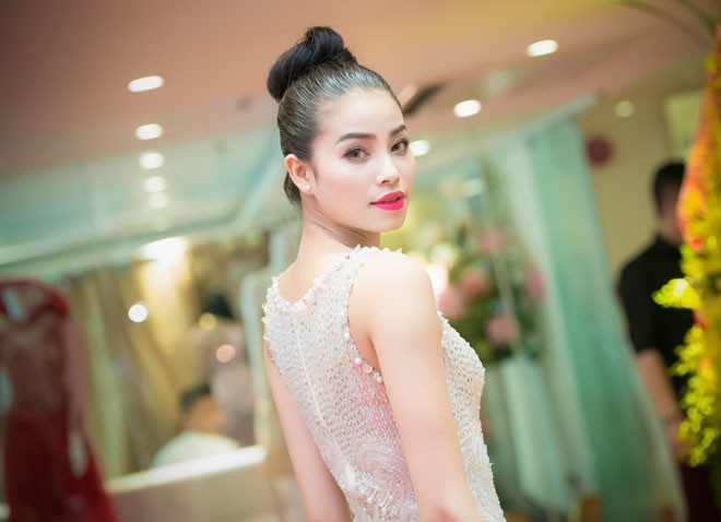 Á hậu Thụy Vân khoe chân thon sexy với váy xuyên thấu - ảnh 9